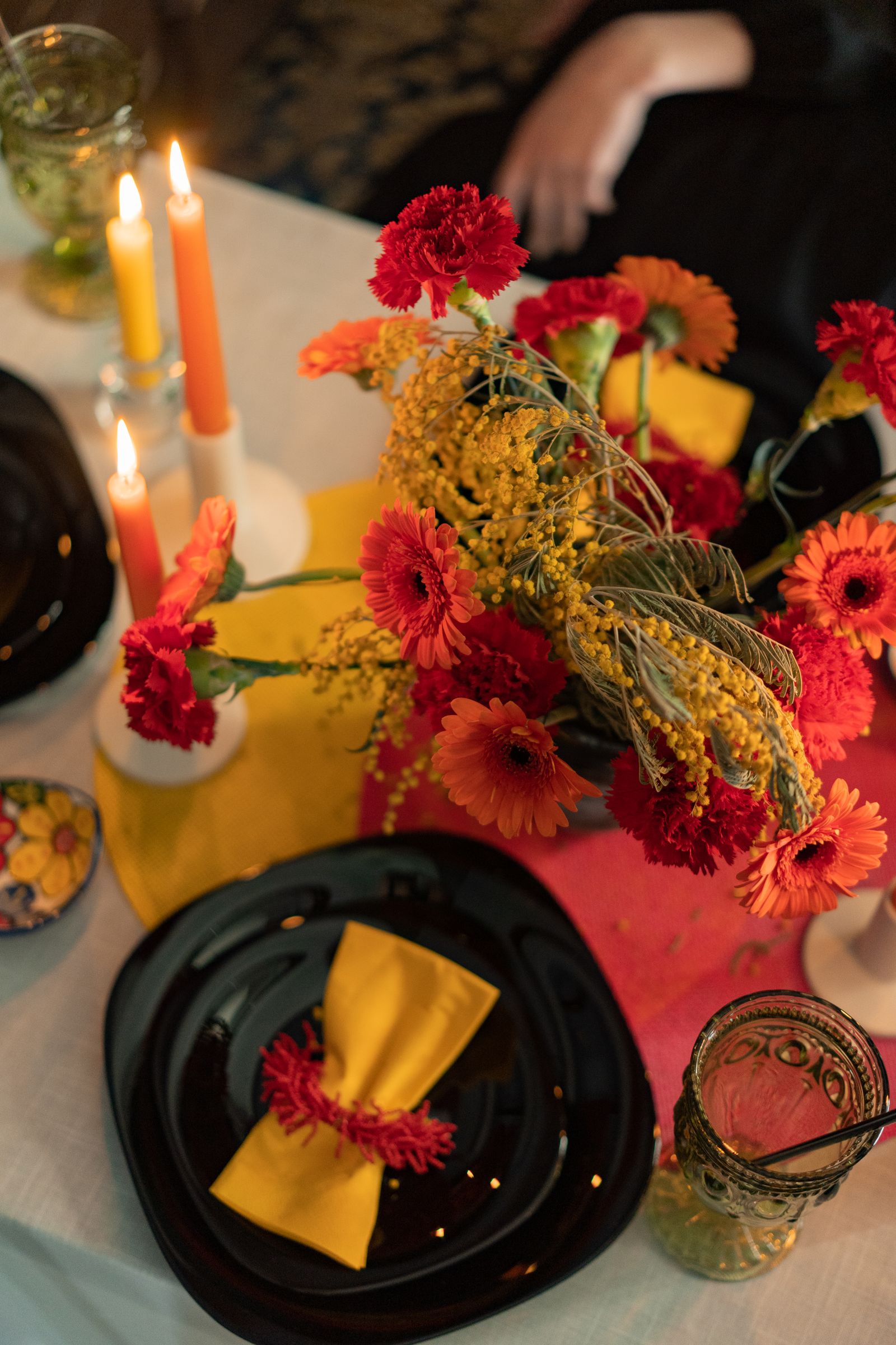 Feestelijk gedekte tafel met kleurige gerbera’s