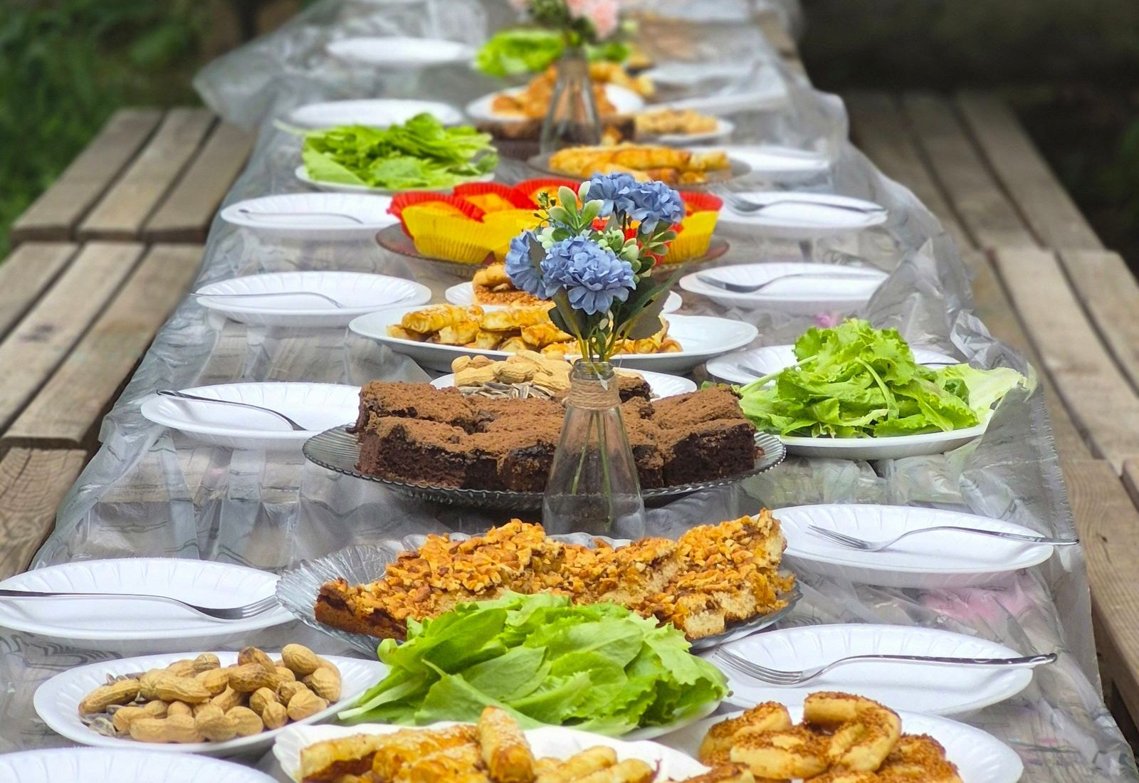 Een lange tafel vol gerechten