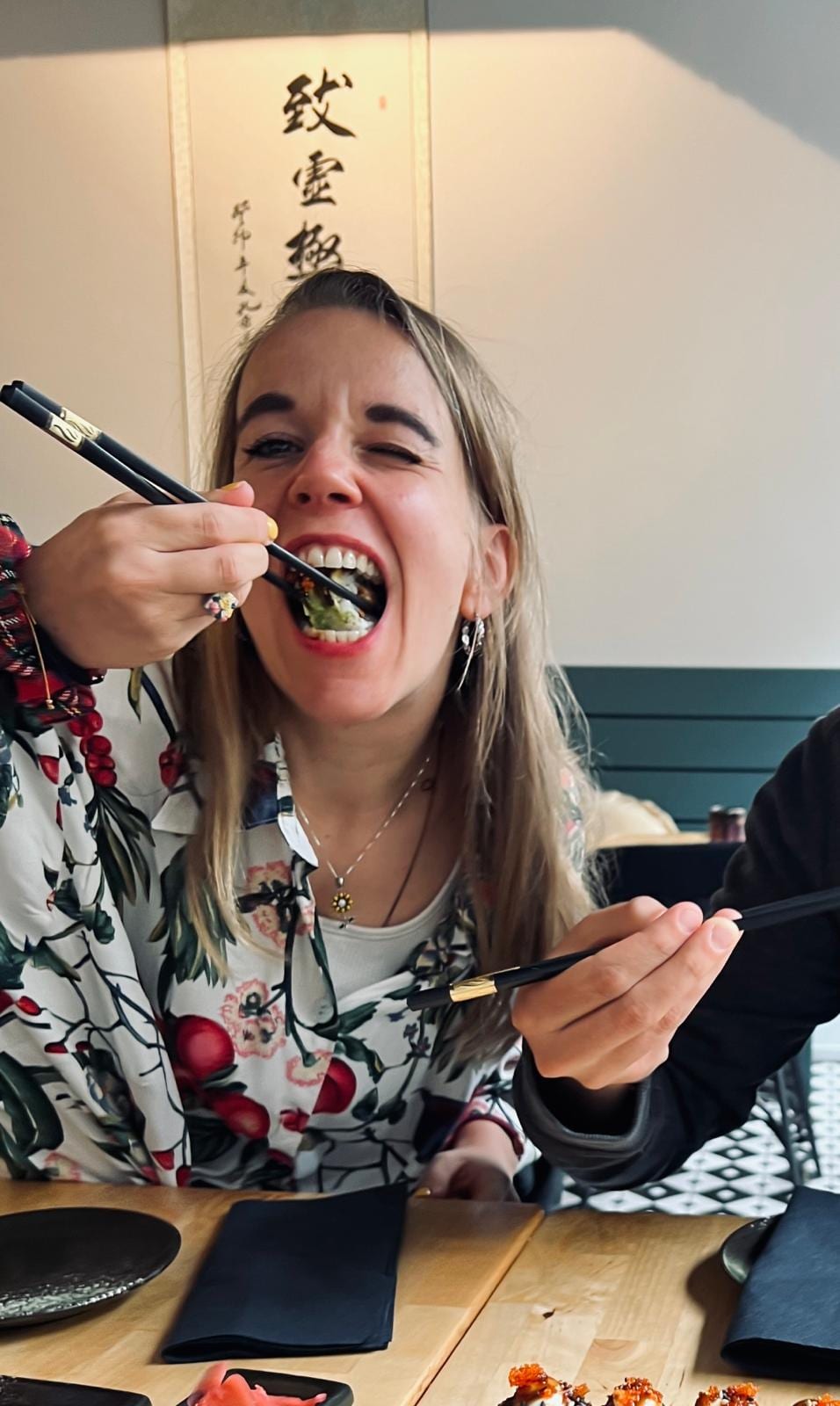 Sanne, met draaiboek in de hand